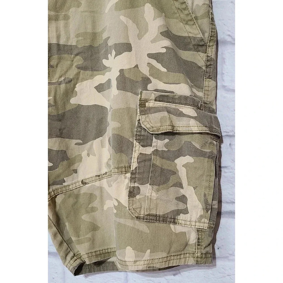 Wrangler Authentics Camouflage Cargo Shorts Mens Size 46 Green Tan Beige Pockets - Picture 3 of 5